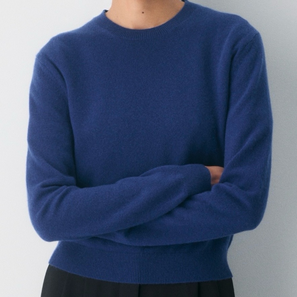 Aritzia 100% Cashmere Sweater. Size M. NWT